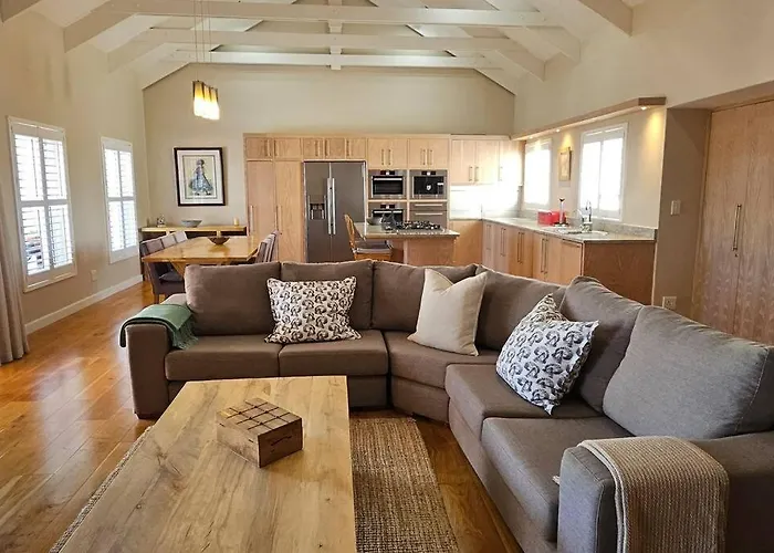 Bayview Sunset Villa On Thessen! Large One Bedroom Unit With King Bed And Sofa Bed
