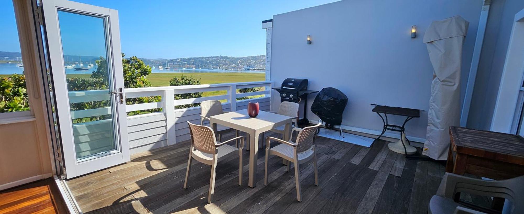 Bayview Sunset On Thessen! Large One Bedroom Unit With King Bed And Sofa Bed