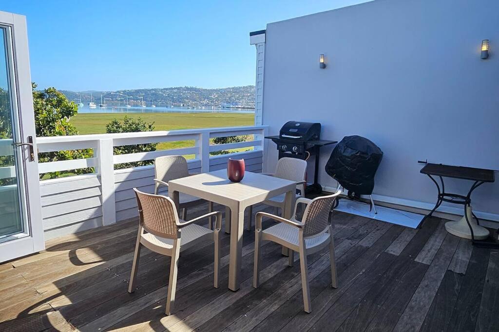 Bayview Sunset On Thessen! Large One Bedroom Unit With King Bed And Sofa Bed