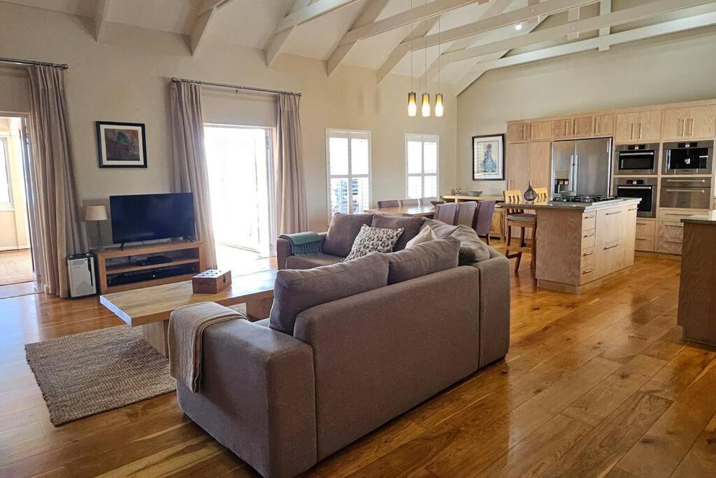 Bayview Sunset On Thessen! Large One Bedroom Unit With King Bed And Sofa Bed Apartment *