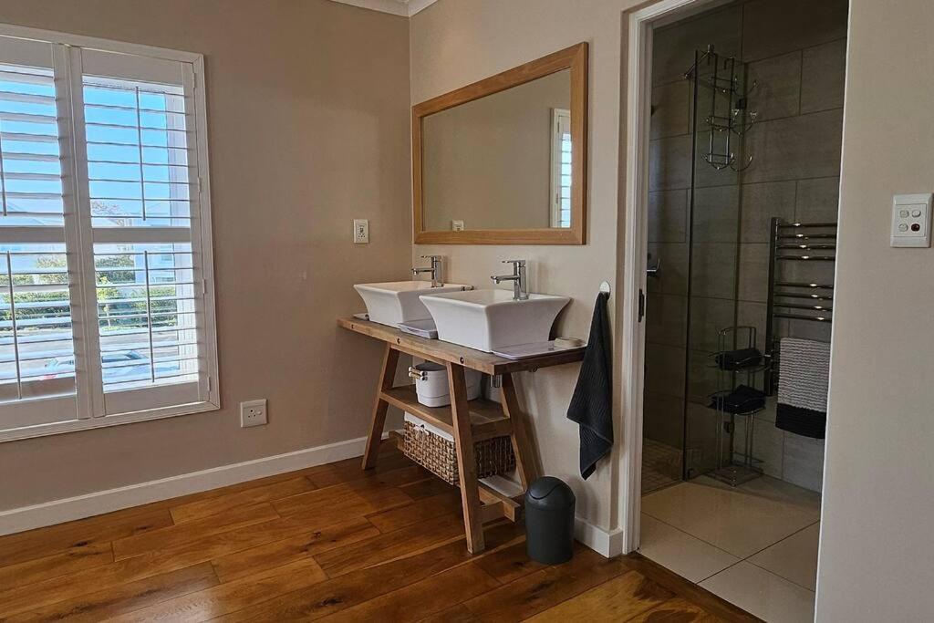 Bayview Sunset On Thessen! Large One Bedroom Unit With King Bed And Sofa Bed