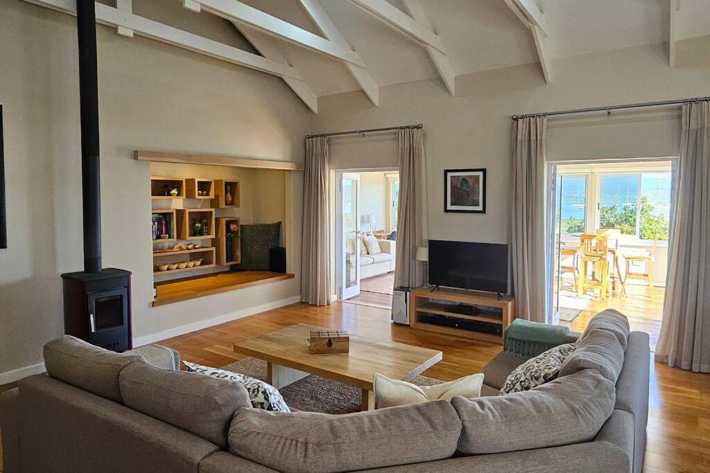 Apartment Bayview Sunset On Thessen! Large One Bedroom Unit With King Bed And Sofa Bed