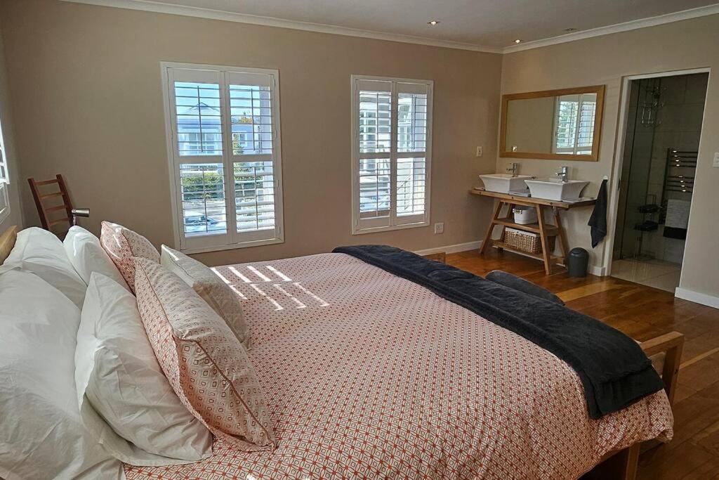Bayview Sunset On Thessen! Large One Bedroom Unit With King Bed And Sofa Bed Apartment Knysna