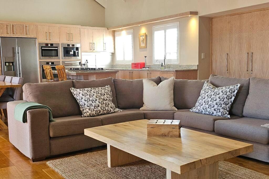 Apartment Bayview Sunset On Thessen! Large One Bedroom Unit With King Bed And Sofa Bed *