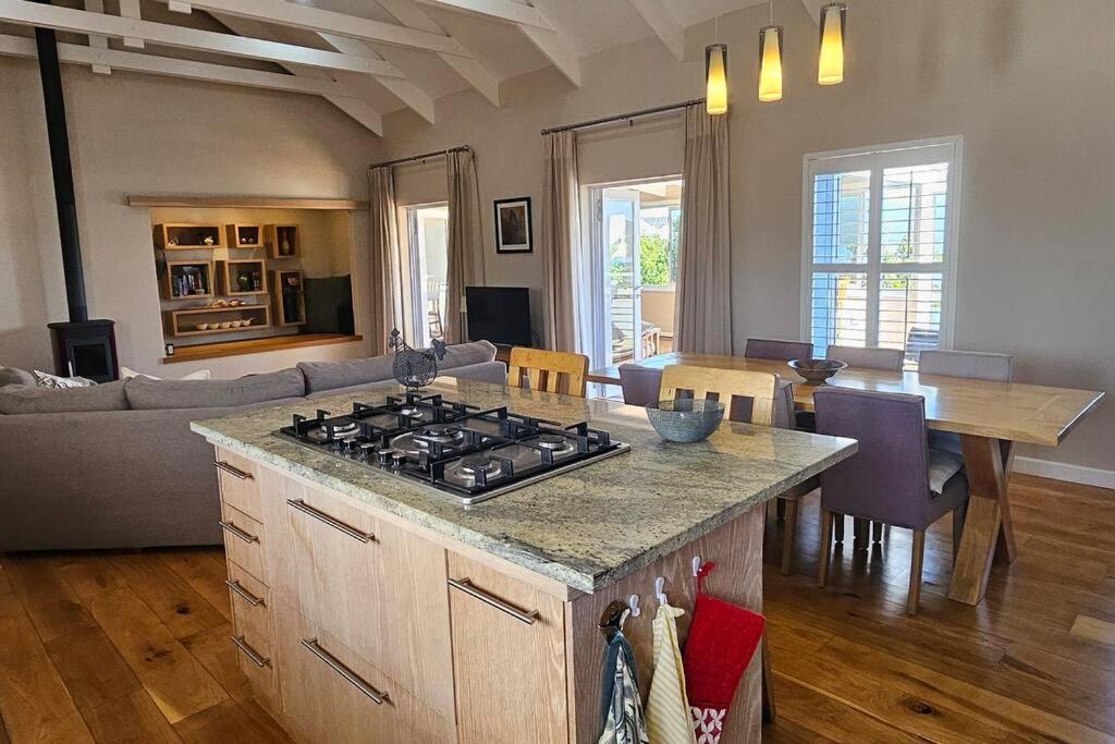 Bayview Sunset On Thessen! Large One Bedroom Unit With King Bed And Sofa Bed Apartment Knysna