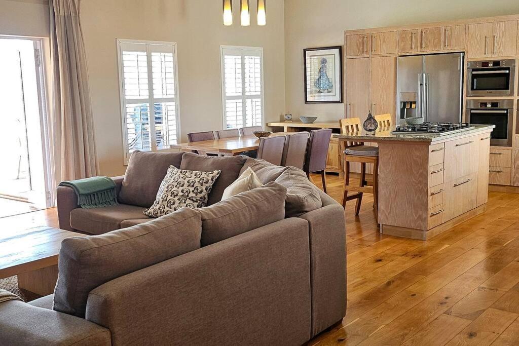 Bayview Sunset On Thessen! Large One Bedroom Unit With King Bed And Sofa Bed Apartment *