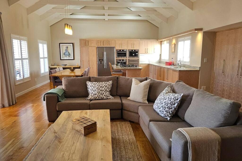 Bayview Sunset On Thessen! Large One Bedroom Unit With King Bed And Sofa Bed *